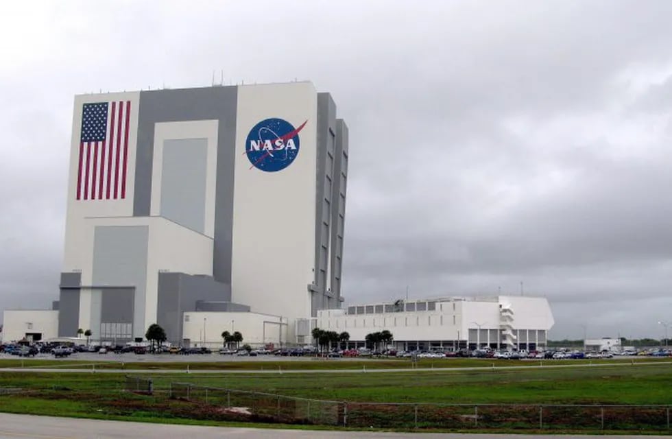 KSC01 CABO CAÑAVERAL (ESTADOS UNIDOS) 22/5/2009.- Vista exterior del Centro Espacial Kennedy de Cabo Cañaveral, Florida (EEUU), hoy 22 de mayo de 2009. La agencia espacial estadounidense ha aplazado hasta el sábado el descenso del Atlantis debido al mal tiempo en el estado de Florida, a donde estaba prevista hoy la llegada del transbordador tras su misión al telescopio Hubble. De registrarse algún imprevisto, el transbordador podría intentar descender en la base Edwards de la Fuerza Aérea en California. EFE/Gary I. Rothstein eeuu florida cabo cañaveral  edificio ensamblado naves espaciales de la nasa centro espacial de cabo cañaveral