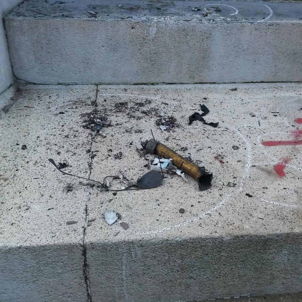 El caño con explosivos que estalló en las manos de la militante anarquista en la tumba. (Clarín)