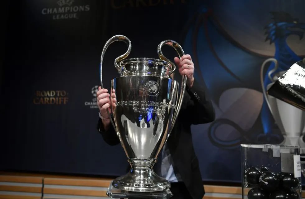 The UEFA Champions League trophy is taken away after the draw for the round of 16 of the UEFA Champions League football tournament at the UEFA headquarters in Nyon on December 12, 2016. / AFP PHOTO / Fabrice COFFRINI suiza  futbol champion league liga campeones sorteo futbol champion league trofeo
