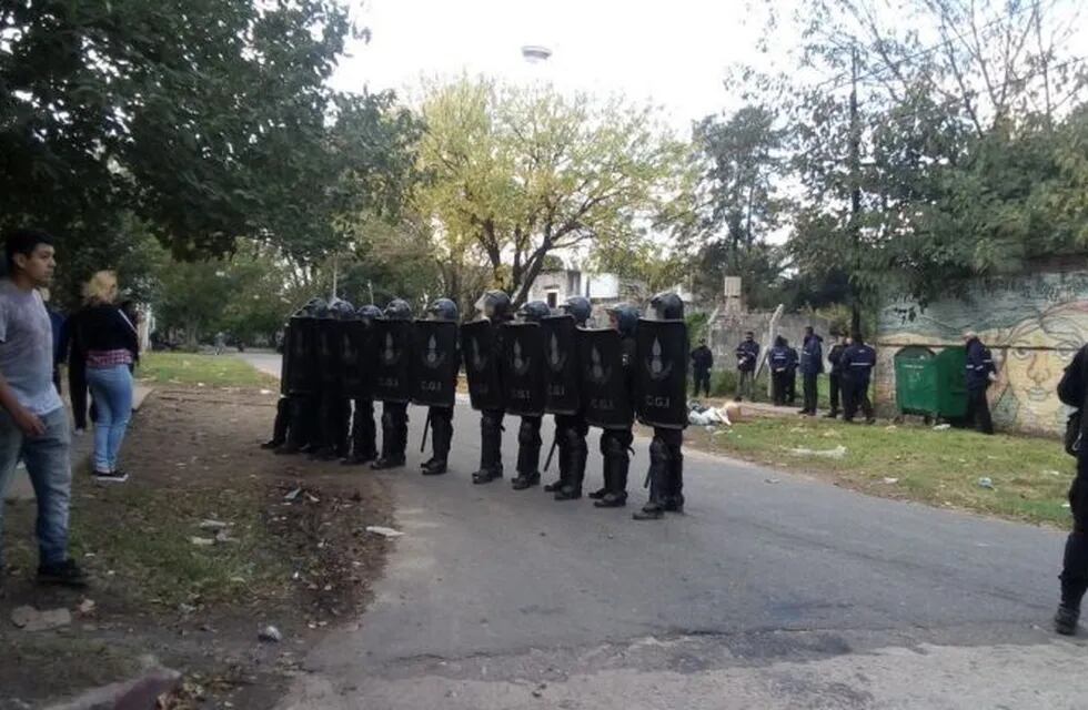 Vecinos de República de la Sexta denunciaron represión policial ante el intento de desalojo de sus viviendas. (@irugamboa)