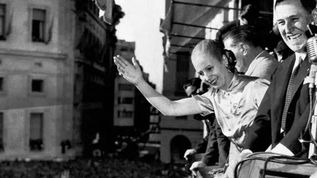 Eva Duarte y e general Perón durante el acto del 17 de octubre. (Clarín) 