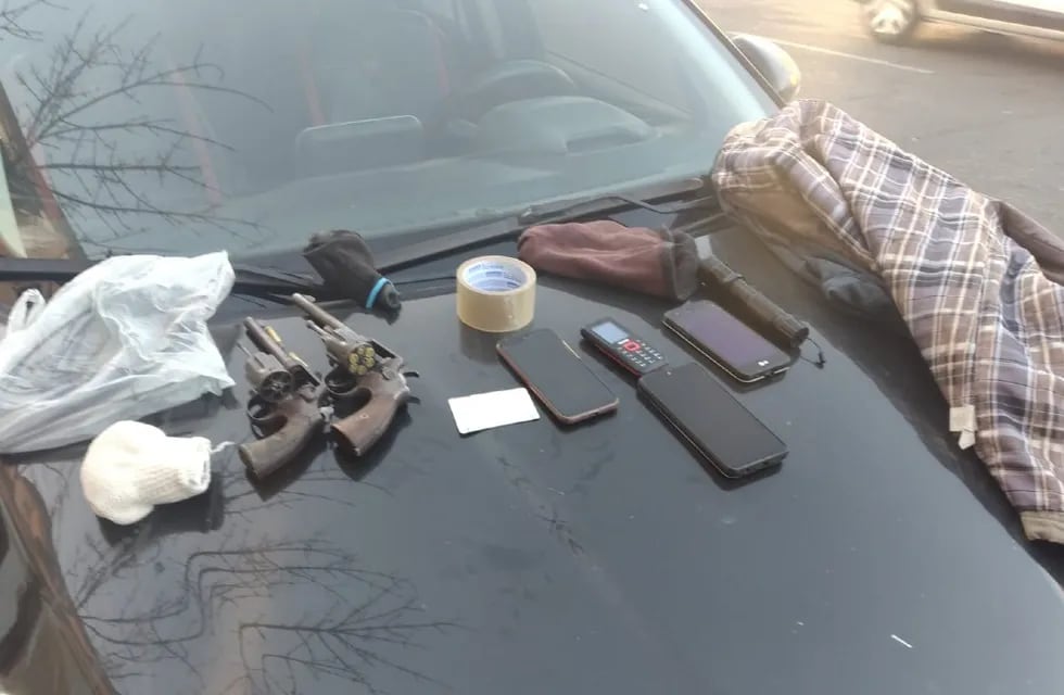 El delincuente llevaba consigo dos armas de fuego, una picana eléctrica y cuatro celulares, entre otros elementos.