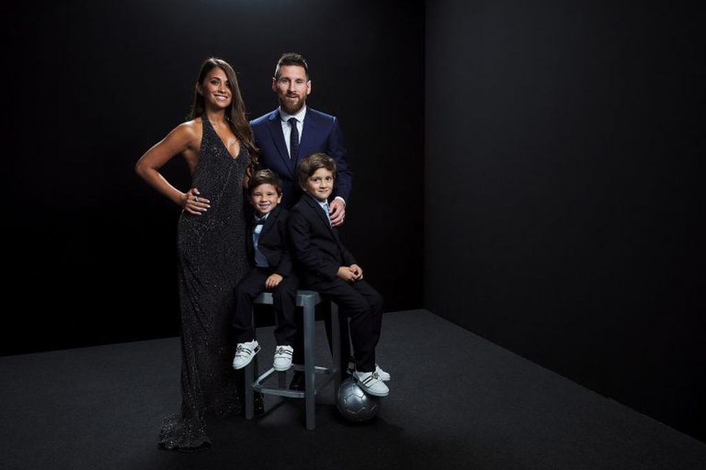 Lionel Messi y su familia en los premios "The Best" (Twitter/@FIFACOM)
