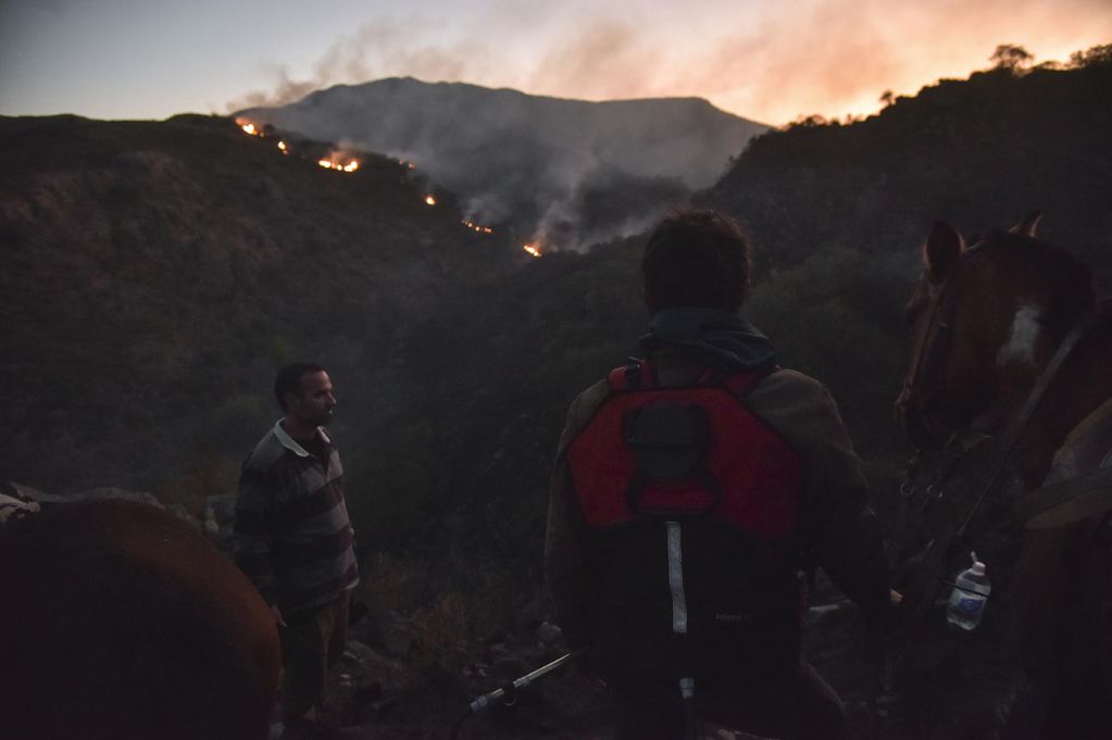 Incendios en la zona cercana a Candonga, Sierras de Córdoba. Brigadistas y baqueanos ingresan a caballo al monte para llegar al frente del fuego. (Facundo Luque / La Voz)