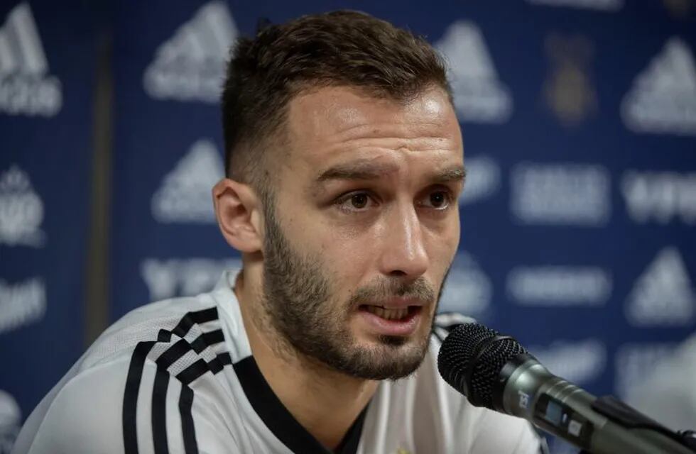 MUN1124. SALVADOR (BRASIL), 12/06/2019.- El jugador de la selección de fútbol de Argentina Germán Pezzella participa en una rueda de prensa este miércoles en Salvador (Brasil). La selección de la Argentina se estrena en la Copa América con Colombia este 15 de junio en la ciudad de Salvador. EFE/ Joédson Alves