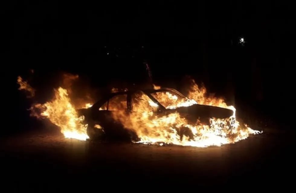 Incendiaron un auto en Bahía durante la madrugada