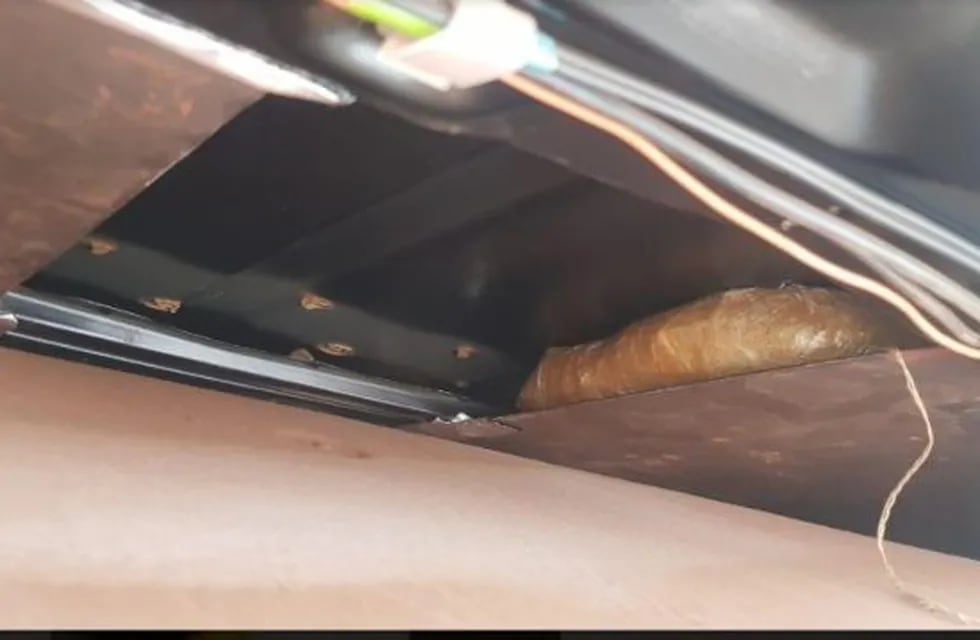 Marihuana oculta en el techo de un auto en la Aduana de Posadas.