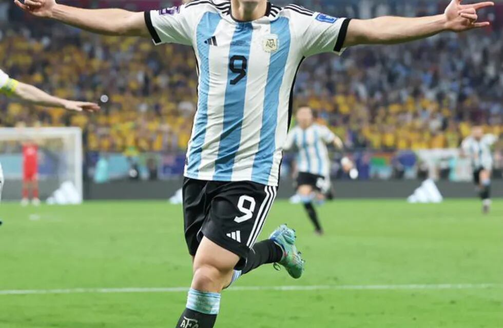 Julián Álvarez festeja su gol, el segundo de Argentina. En Calchín, todos con el Arañita (AP).