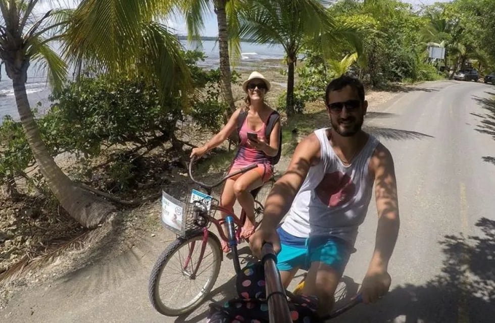 Guillermo Gómez y Romina Renaudo suelen viajar juntos y se quedaron en Bangkok junto a otros argentinos con el mismo problema. (Facebook / Guille Gómez)