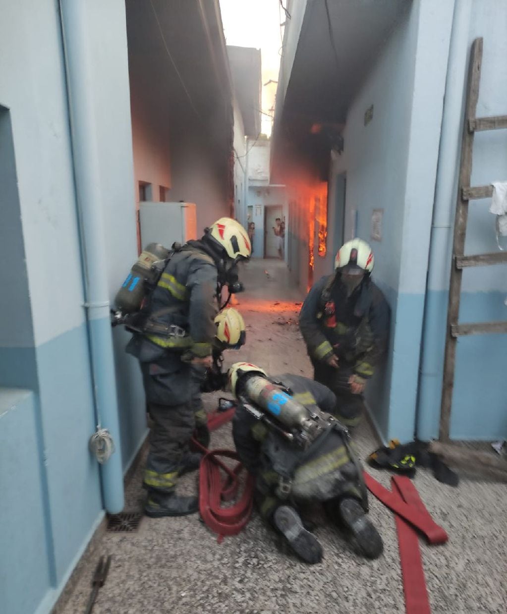 Los bomberos trabajando en el Hotel Victoria del barrio porteño de Palermo. Twitter @solotransito