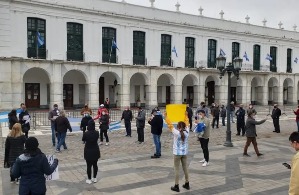 Los comerciantes se manifestaron este viernes frente al Cabildo.