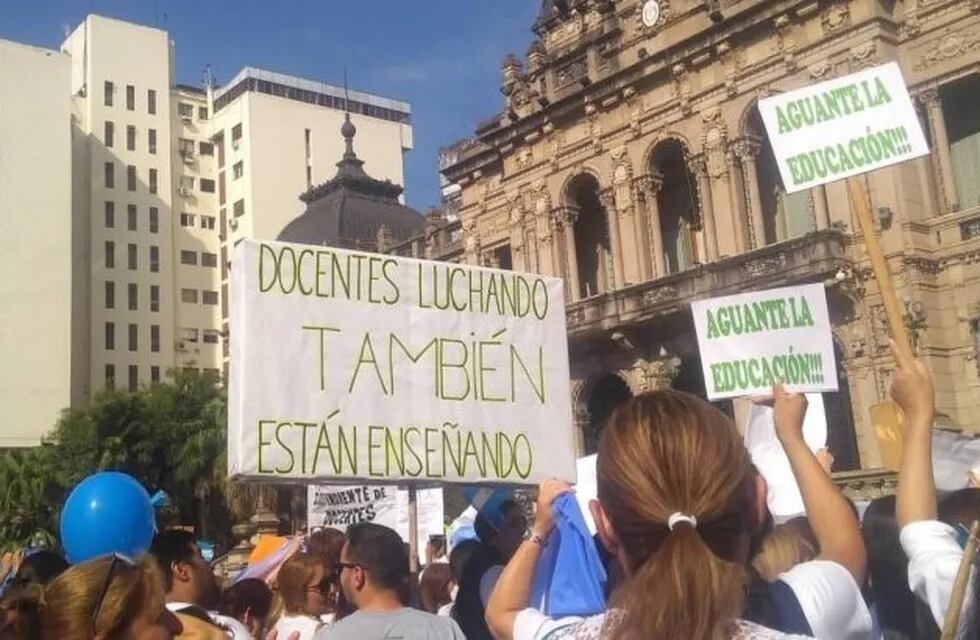 Tucumán: docentes autoconvocados en contra de los actos presenciales de fin de año. (Web)