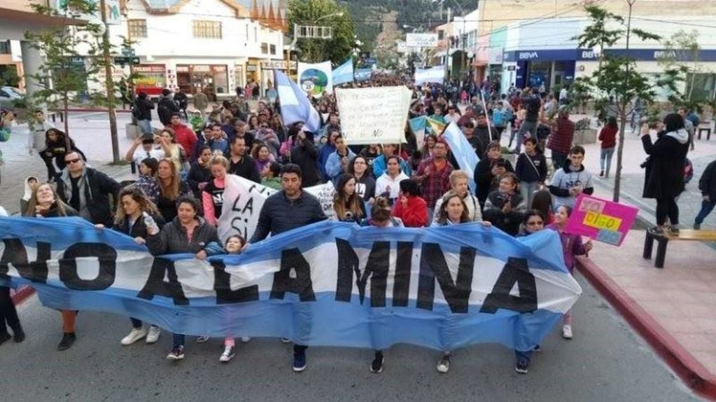 Gente de todas las edades se concentraron en la plaza San Martín  bajo el lema: "El agua no se vende, se defiende".