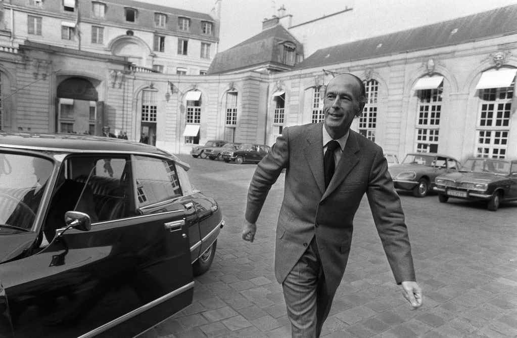 El entonces candidato presidencial Valery Giscard d'Estaing saliendo del Hotel Matignon en abril de 1974. (Foto: AFP)
