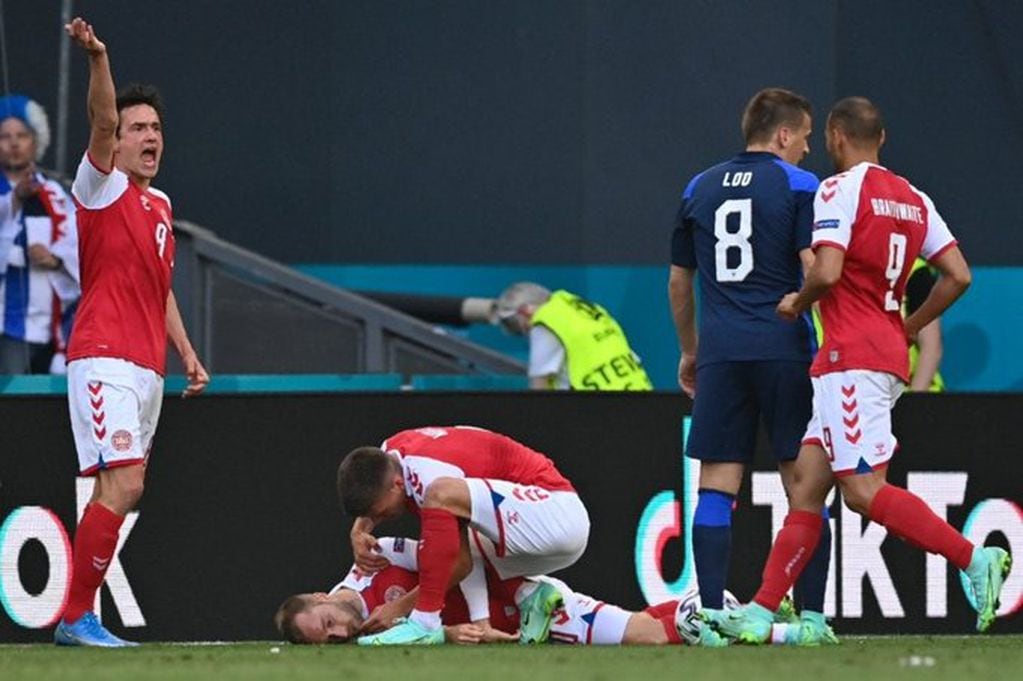 El momento en que Christian Eriksen cae muerto al suelo durante el partido de la Eurocopa 2020/21, frente a Finlandia. Twitter @Mochima
