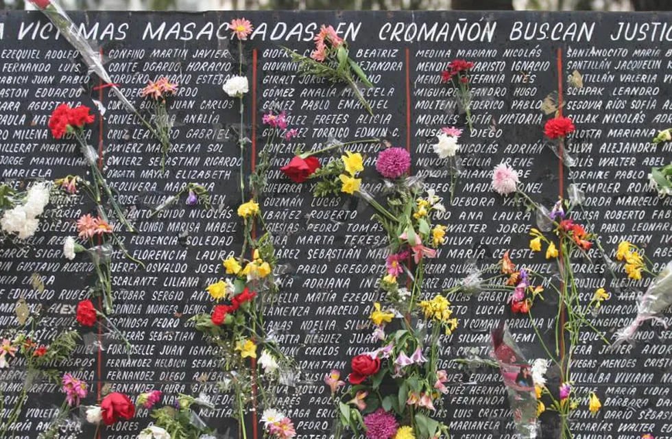El mural que recuerda los nombres de todos los fallecidos en la tragedia de Cromañón. Foto DYN.