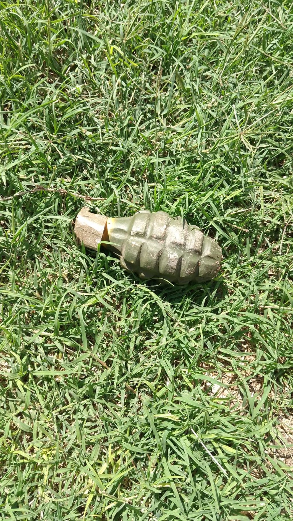 La granada encontrada en villa El Nailon y que habría sido arrojada contra uniformados. (Policía)