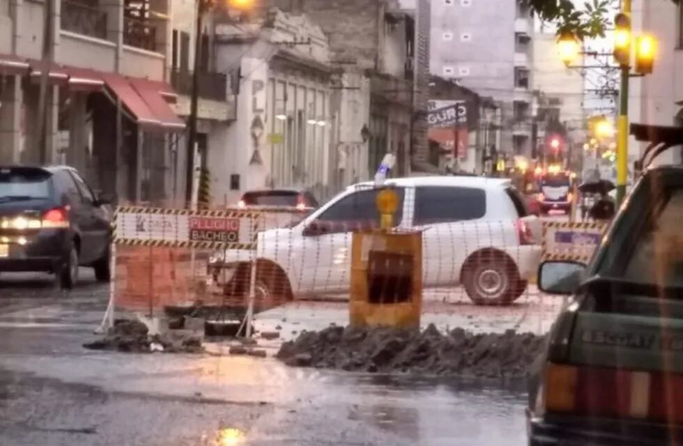 Un auto cayó en un bache en pleno centro de Salta. (FM Profecional)