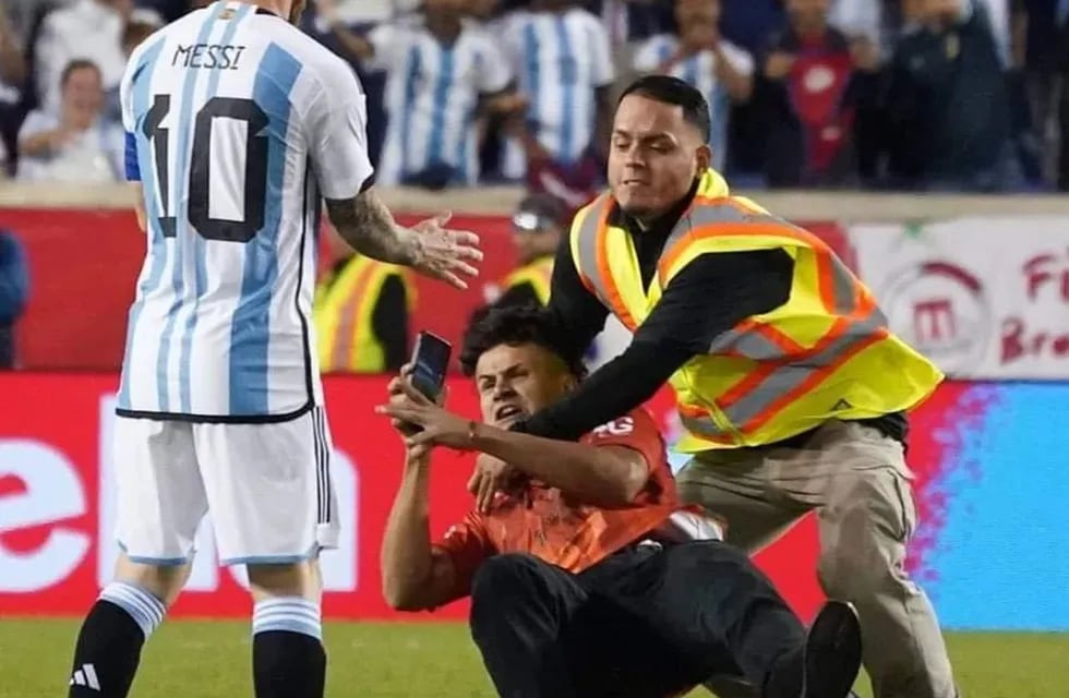 Un mendocino irrumpió en el amistoso entre Argentina y Jamaica para llegar hasta Lionel Messi.