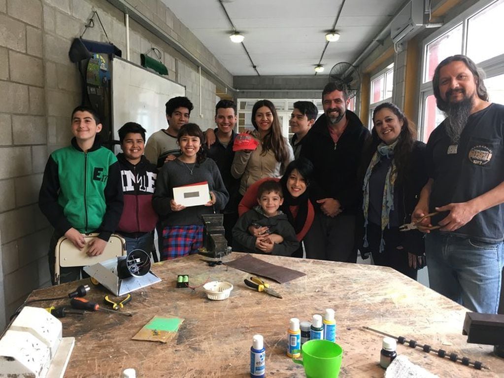 Estudiantes crean gorra para comunicarse con personas sordas (Foto: Clarín)