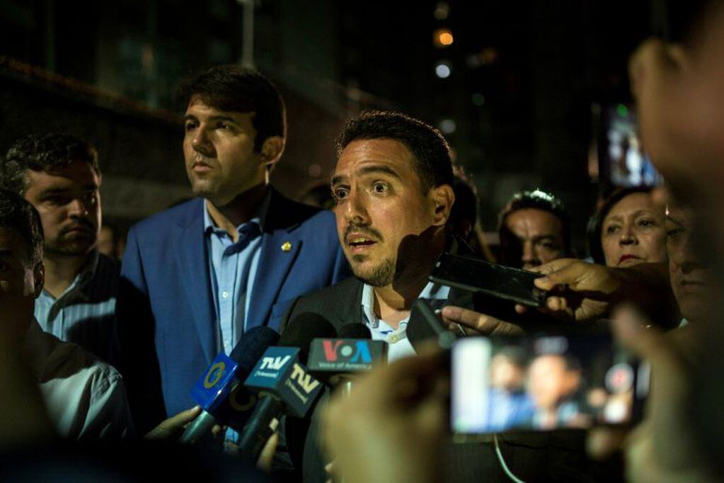 Diputado opositor Stalin Gonzalez habla con la prensa tras  la detención de Zambrano (AP)