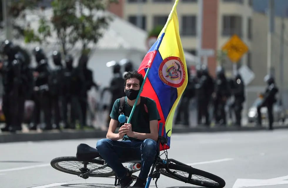 Las calles de Colombia se llenan de manifestantes que rechazan una reforma tributaria (AP)