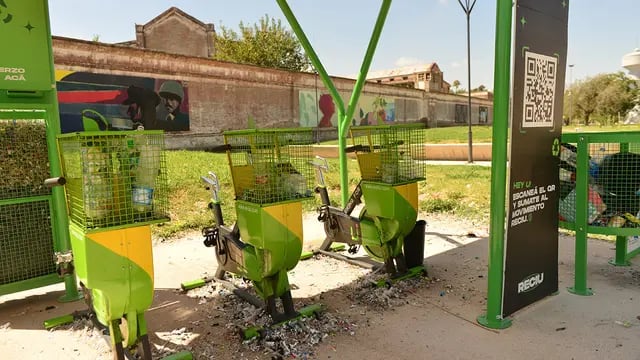 Juegos rotos en el Paseo de la ex cárcel San Martín. Bicicleta de reciclado lleno de basura de plastico