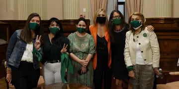 María de los Ángeles Sacnun y senadoras a favor del aborto legal