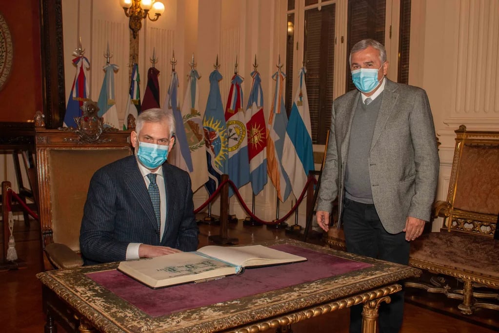 En el Salón de la Bandera de la Casa de Gobierno el embajador de Rumania firmó el Libro de Oro de visitas y recibió material bibliográfico para conocer Jujuy en profundidad.