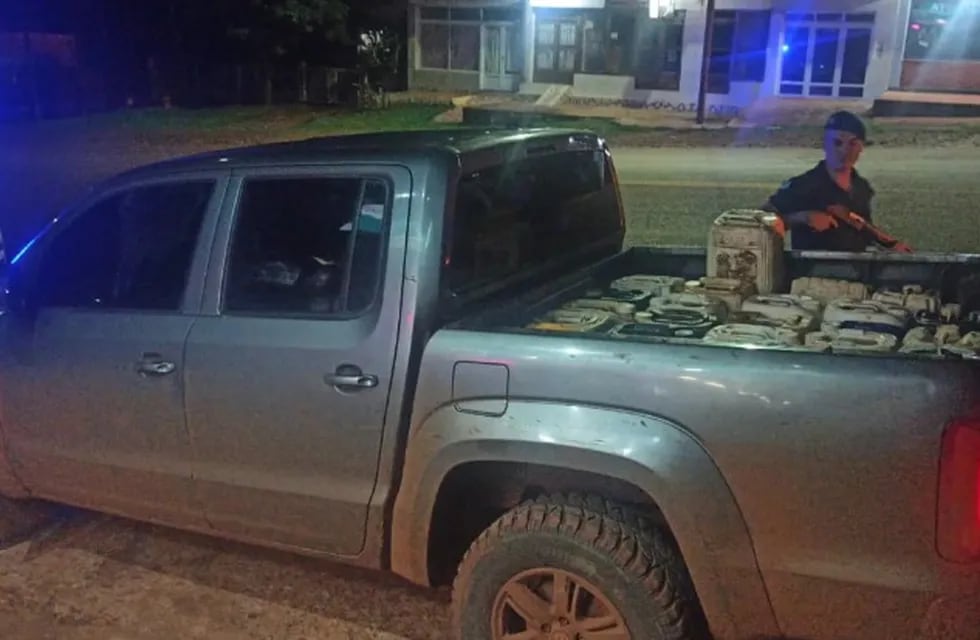 Puerto Esperanza: secuestran camioneta robada en Buenos Aires con combustible de contrabando.