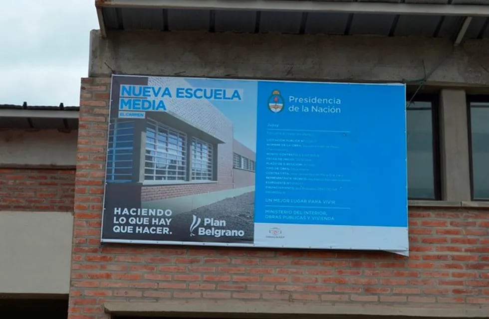 Cartel de obra del edificio para la escuela del barrio Nueva Ciudad de Perico