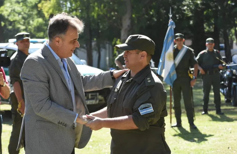 Luis Castellano felicita al ahora Comandante Principal, Hernán Chamorro. (Prensa Municipalidad de Rafaela)