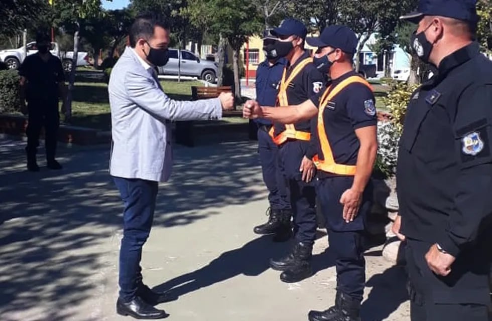 El ministro de Seguridad de San Luis, Luciano Anastasi saluda a integrantes de la Policía Ciudadana de San Luis.