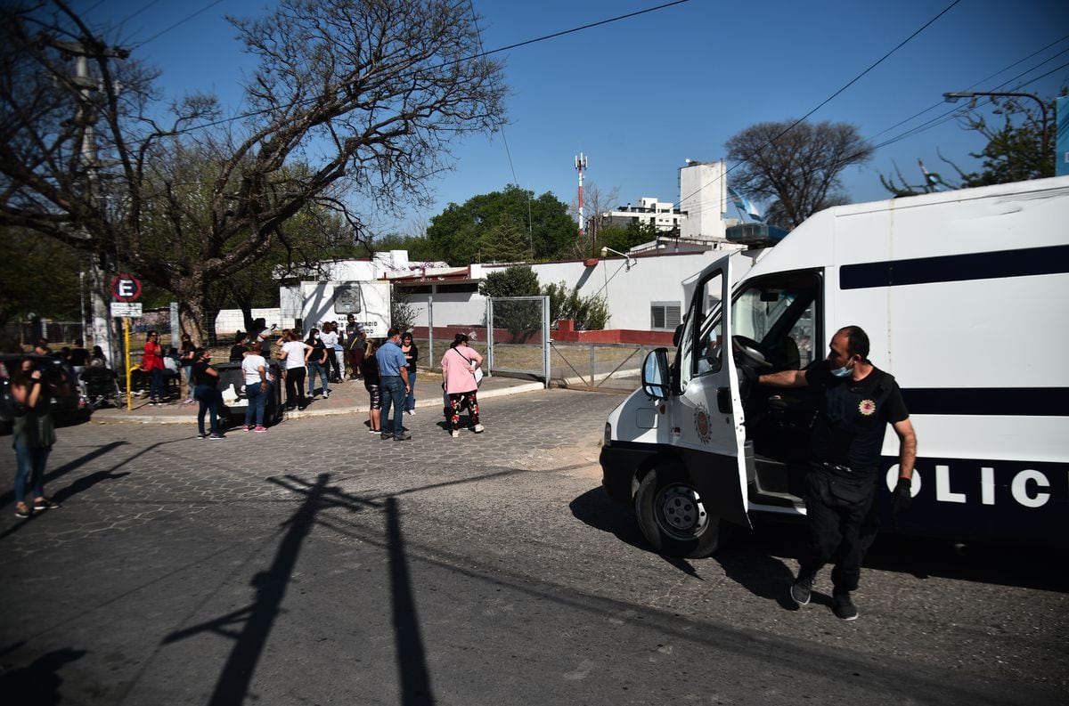 Familiares de internos se presentaron ante la Alcaidía, de barrio Cáceres, en busca de información.