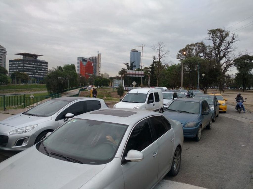 Caos de tránsito por la protesta de los trabajadores de Luz y Fuerza en la sede de la Epec.