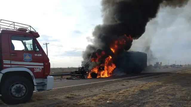 Chocaron dos camiones en Santa Rosa. Uno se incendió. Los choferes salieron ilesos.