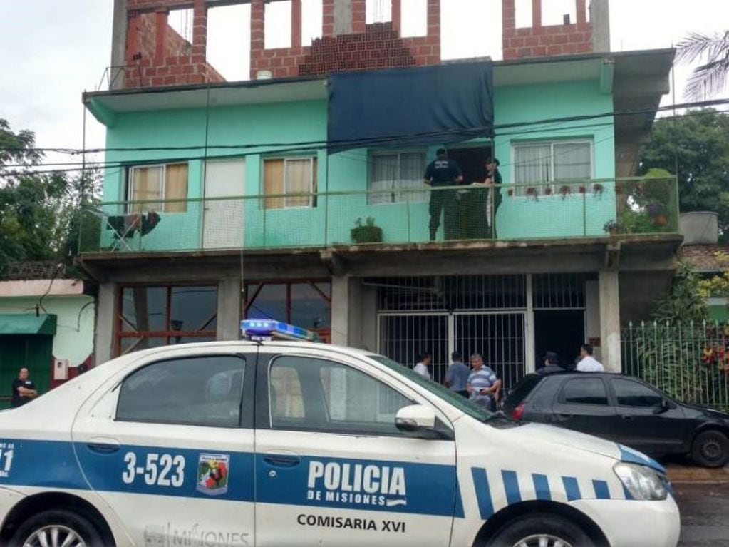La policía en el inquilinato de la calle Miño, en Posadas, donde un hombre asesinó a una chica de 20 años.
