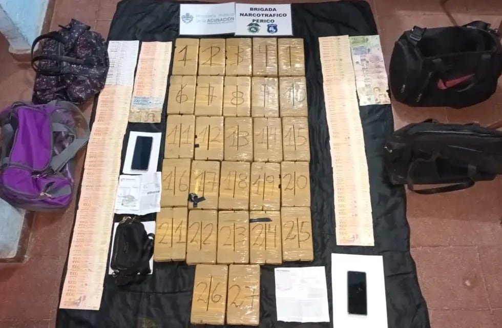 Dos pasajeras bolivianas habrían ocultado casi 30kilos de cocaína en el baño de un colectivo que desde Jujuy iba a Mendoza.
