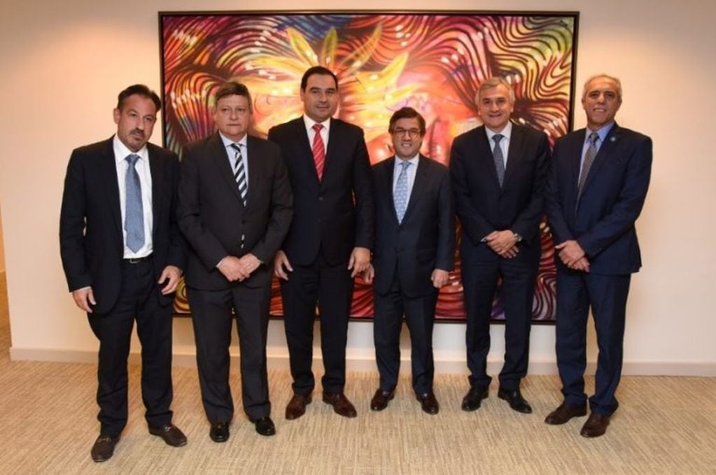 El titular del BID, Luis Alberto Moreno (c) y el gobernadoor Morales a su izquierda, con los funcionarios argentinos.