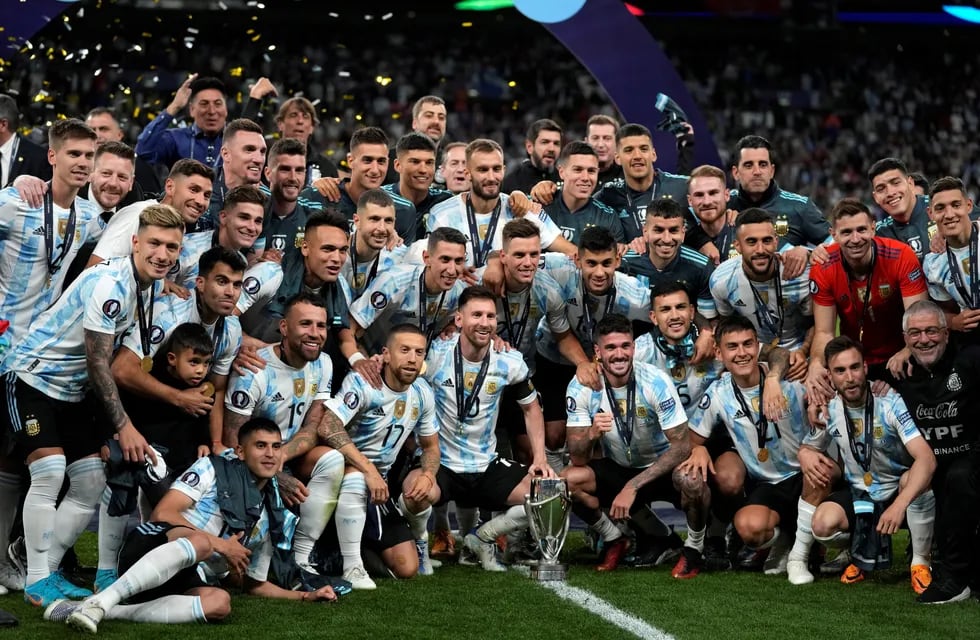 Los jugadores de la selección argentina en el campo de juego de Wembley festejando el 3-0 a Italia. (AP)