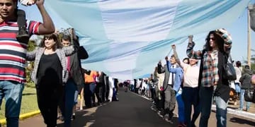 Desplegaron la Bandera Argentina más larga de la provincia