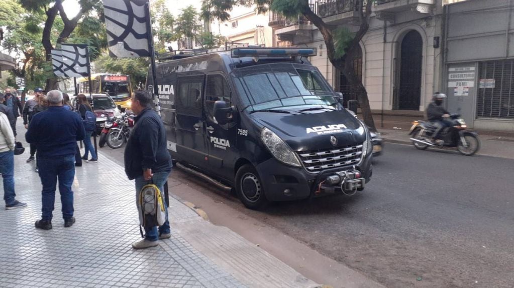La Tropa de Operaciones Especiales (TOE) y la policía allanaron en Rosario la sede del Sindicato de Obras Sanitarias sobre San Luis al 2100.