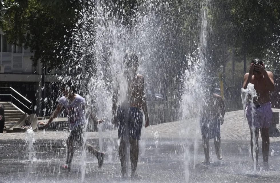 Niños sofocan en calor en una fuente de Córdoba.
