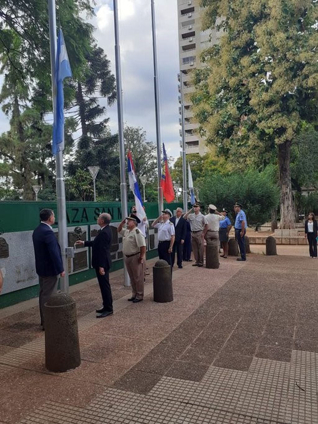 Izamiento de banderas en la Plaza San Martín al conmemorarse el natalicio del héroe. (Twitter)