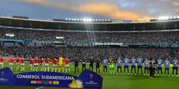 Para la historia: el recibimiento a Belgrano en su partido internacional más trascendente.