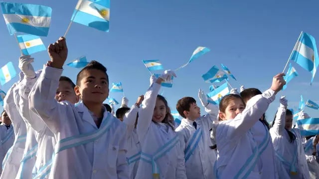  Unos 1.500 alumnos de escuelas del Gran Mendoza prometieron la Bandera en un acto realizado en la IV Brigada Aérea.