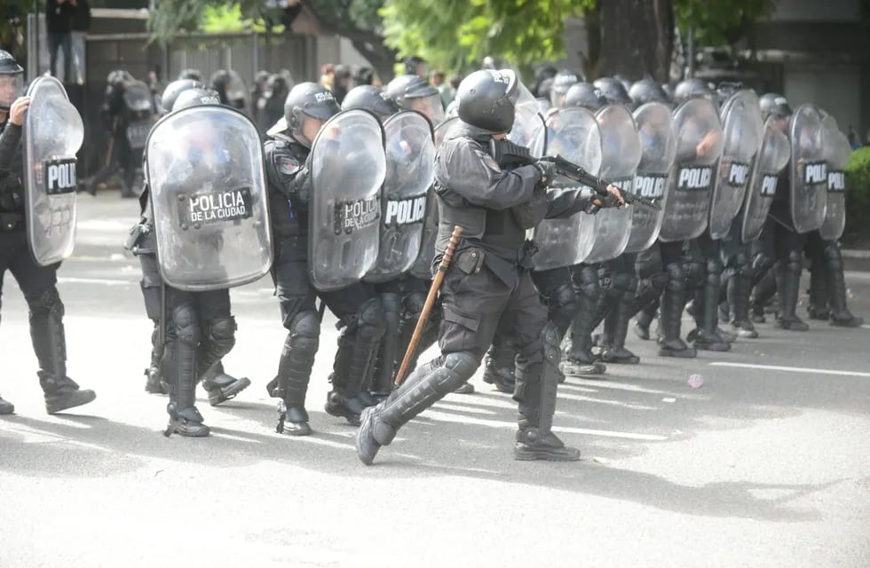 La Policía de la Ciudad contra los manifestantes.