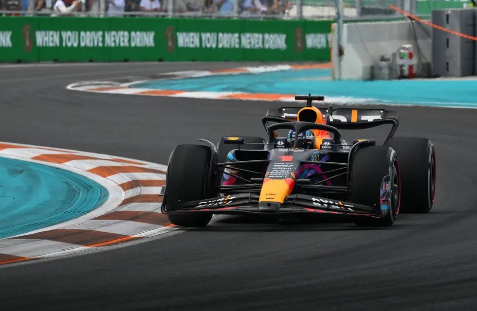 Nueva victoria de Verstappen, que se escapa en la punta del campeonato.