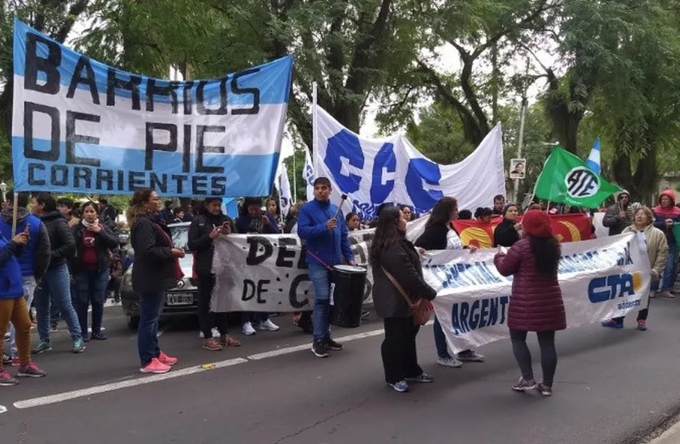 Los trabajadores de Corrientes marcharon frente a Casa de Gobierno. (Foto: Época)