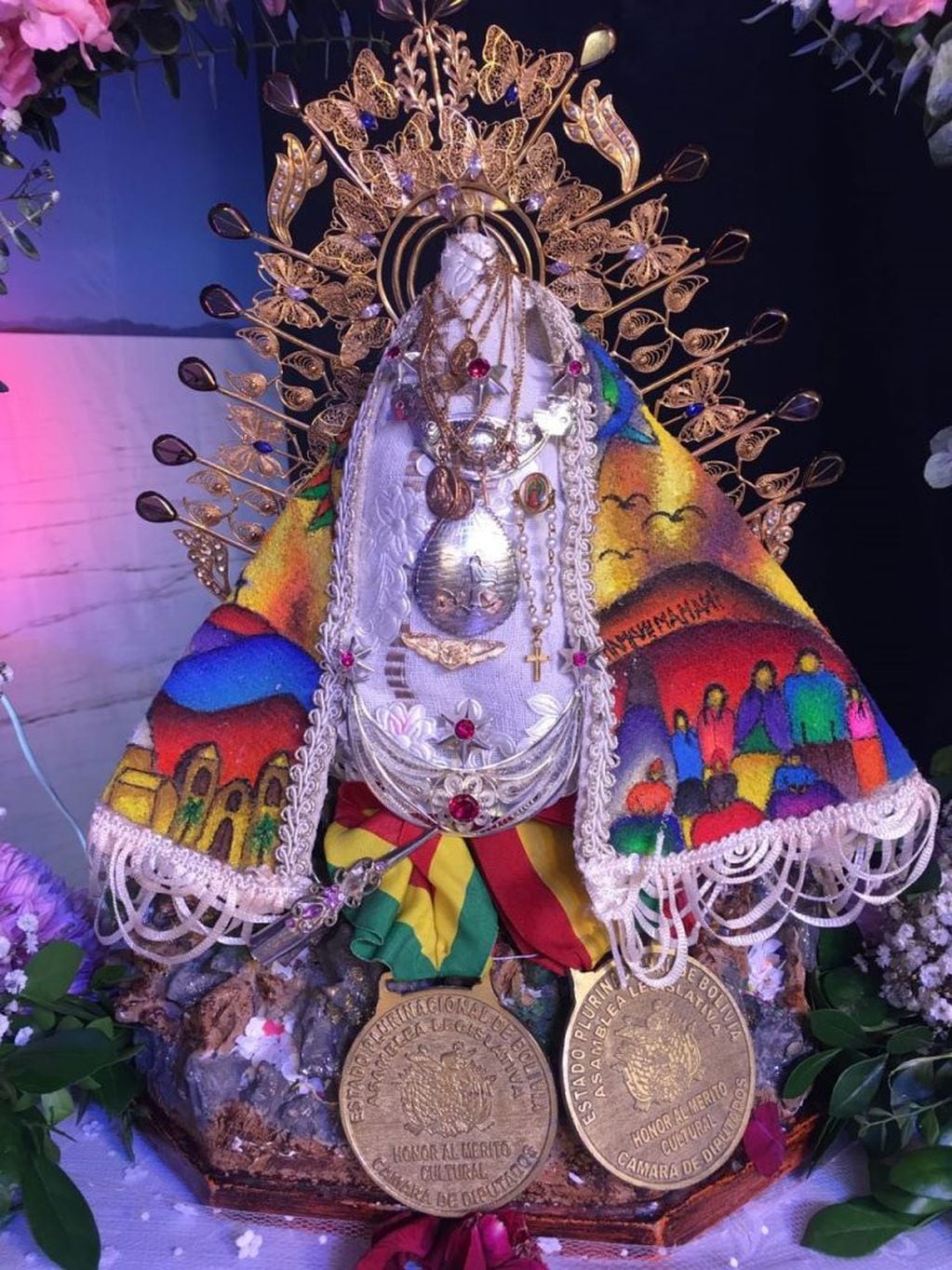 La pequeña imagen de la Virgen del Calvario de Letanía, que es venerada en Bolivia.